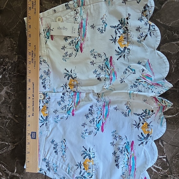 New Crown & Ivy shorts with a beachy Island pattern in perfect condition. - Picture 11 of 14